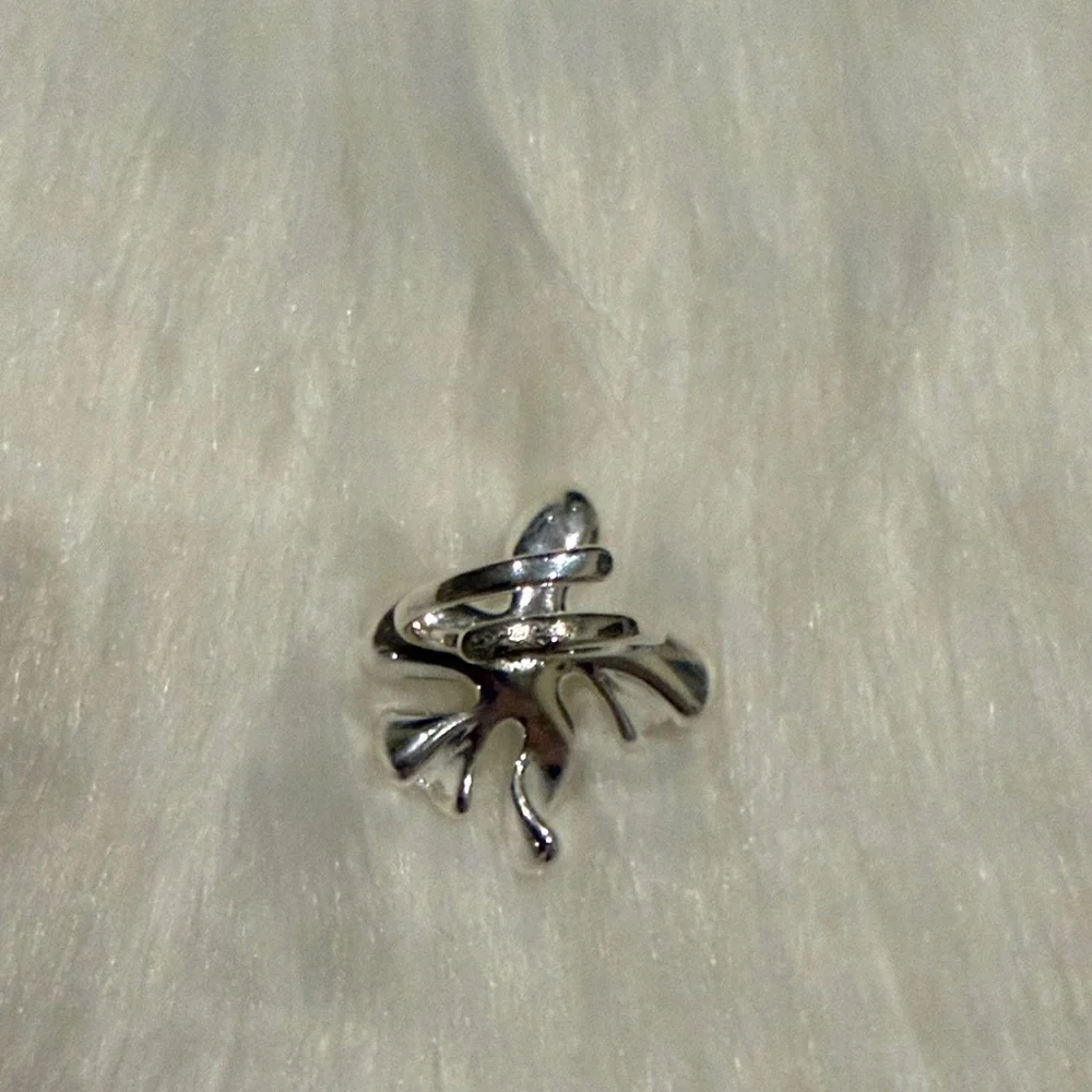 925 sterling Silver Floral Ring with freshwater Pearl Detail